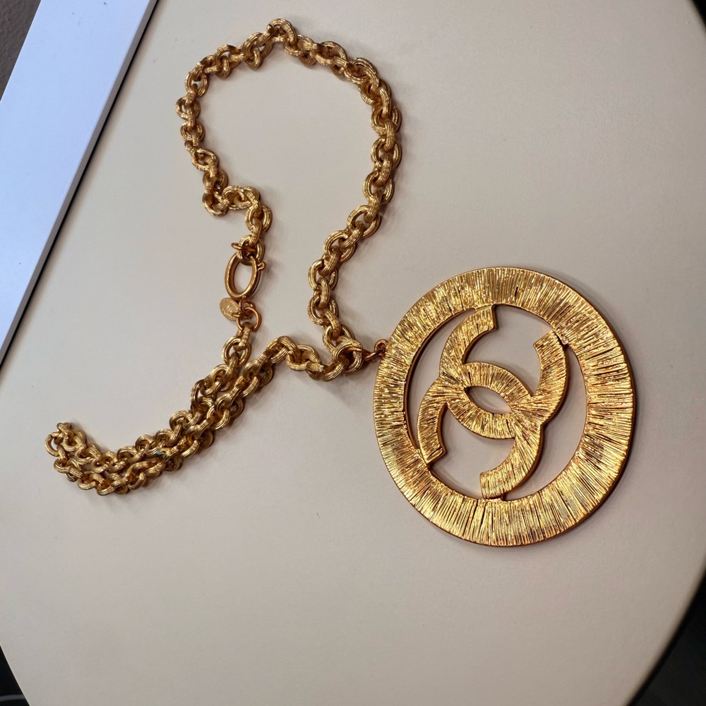✨Vintage Chanel XL Medallion Necklace ✨ - Picture 3 of 9